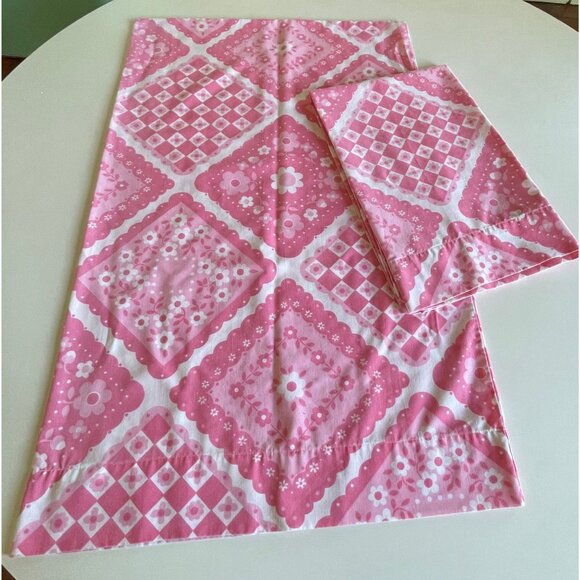 Pair of vintage 70s floral pillowcases, pink white faux patchwork floral pattern - Picture 2 of 6